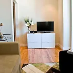 Apartment Cosy And Renewed T2 In Campolide - D