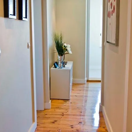 Cosy And Renewed T2 In Campolide - D